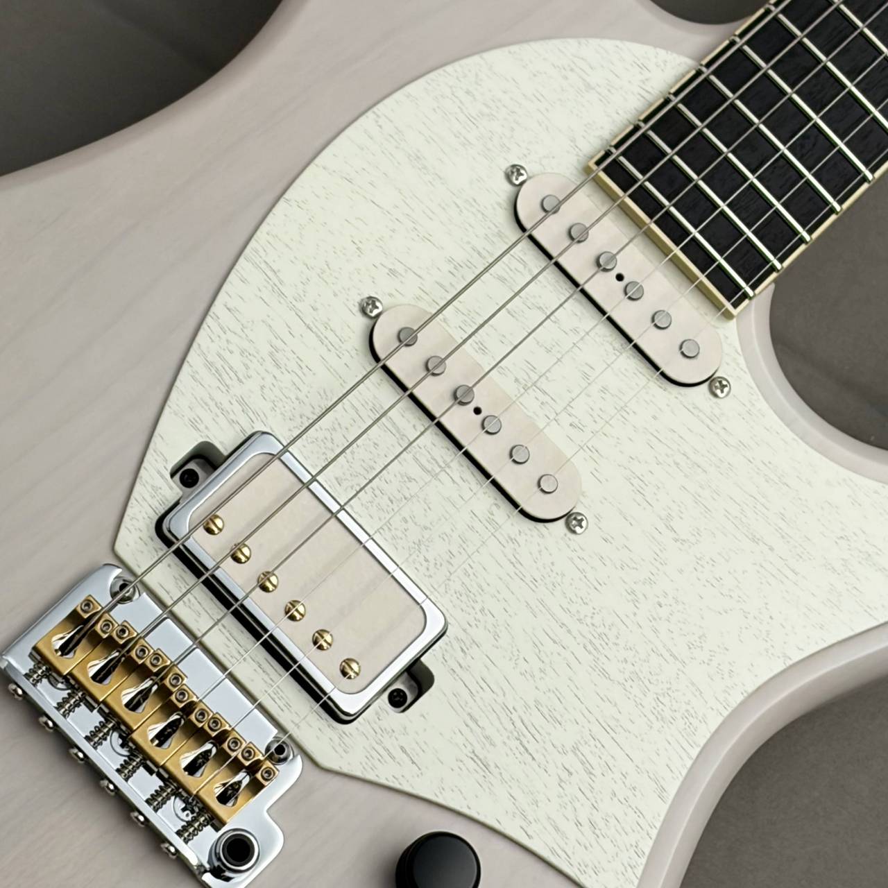 SuzukaGuitarDesign Sierra AL112 ~Trans White / Sage Green