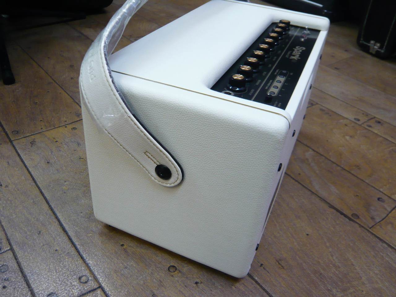 PositiveGrid Spark 40 ホワイト Spark | 40W Smart Guitar Amp & App – Japan - Positive Grid