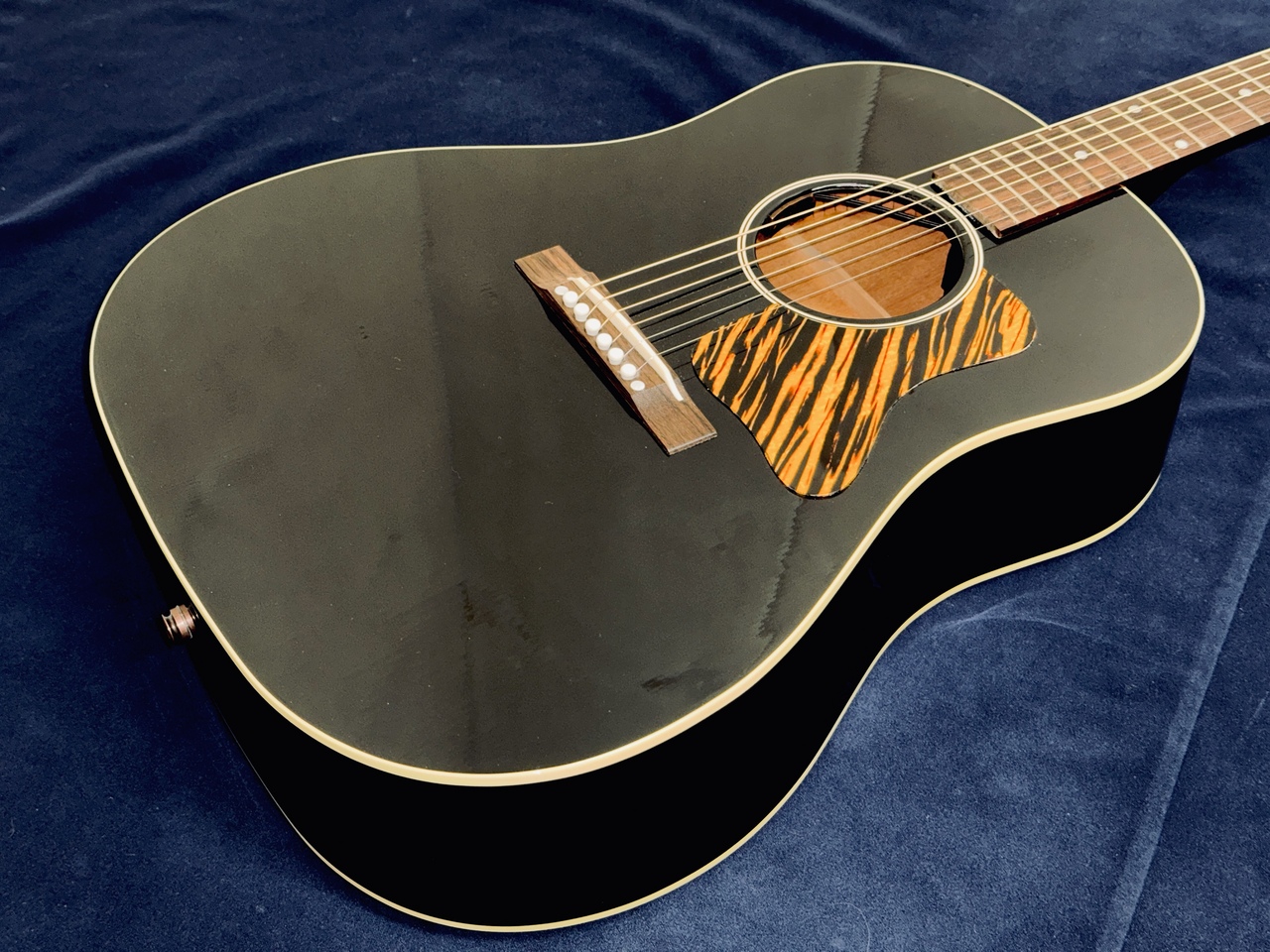 Gibson Kazuyoshi Saito J-35 純正ハードケース付き 新製品「Gibson Kazuyoshi Saito J-35」発表 – GuitarQuest
