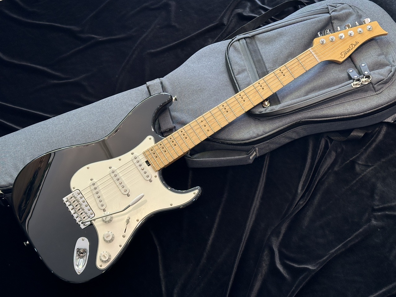 Three Dots Guitars ストラトタイプ Three Dots Guitars ST Black（中古/送料無料）【楽器検索