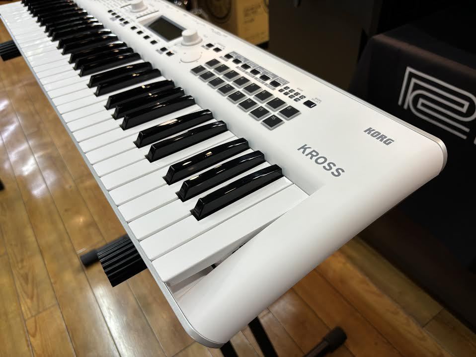 希少 KORG シンセサイザー キーボード KROSS2-61 ホワイト KORG KROSS2-61-SC (ホワイト) シンセサイザー 61鍵盤 ホワイト