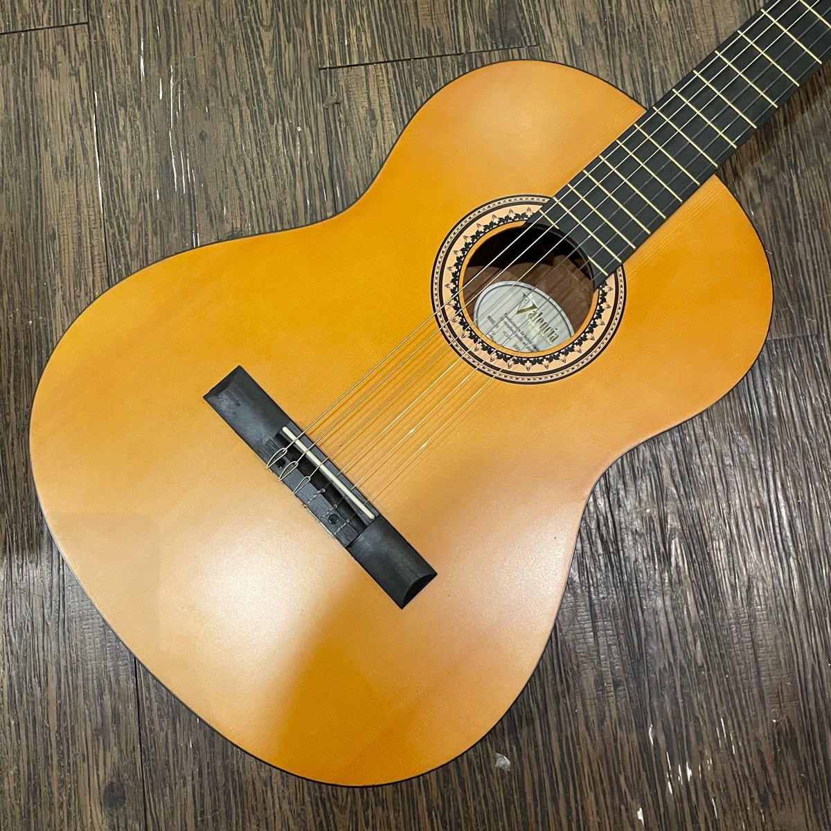 Valencia クラシックギター　vc204 Amazon.com: Valencia VC204 200 Series Classical Guitar, Antique
