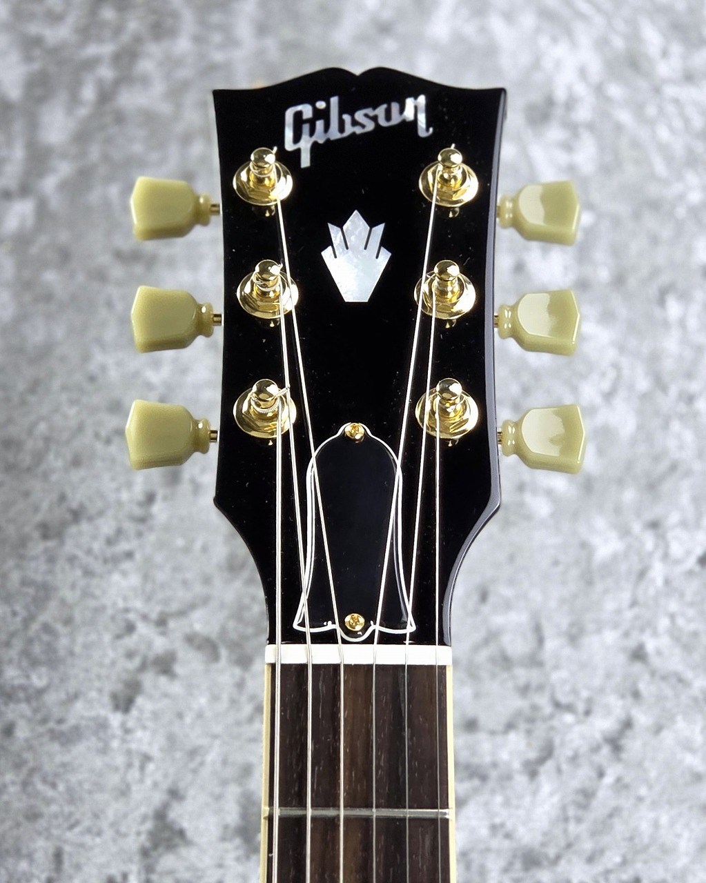 Gibson SG Standard '61 Maestro Vibrola T-Type Ebony Gold Hardware