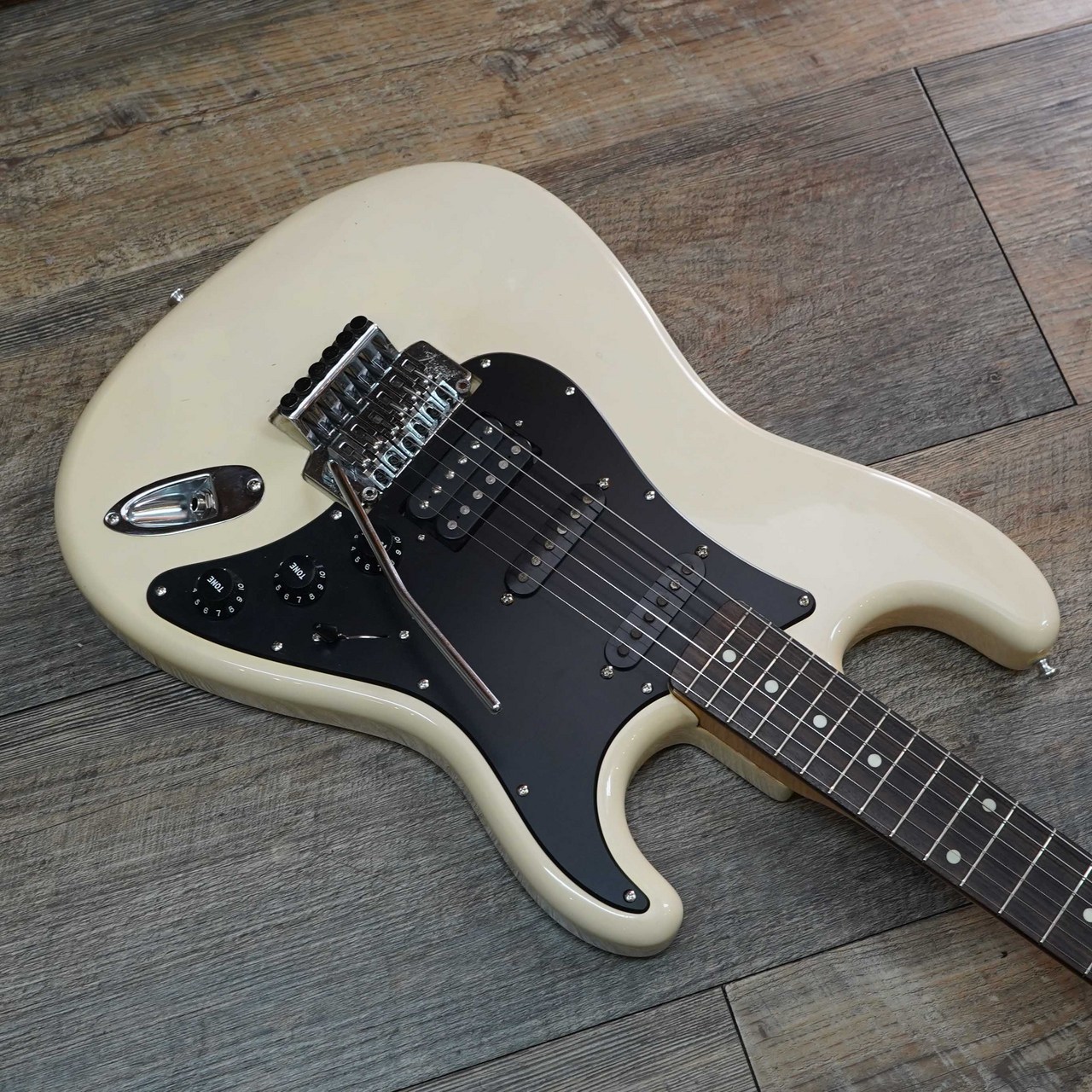 Fender Japan STR（中古）【楽器検索デジマート】