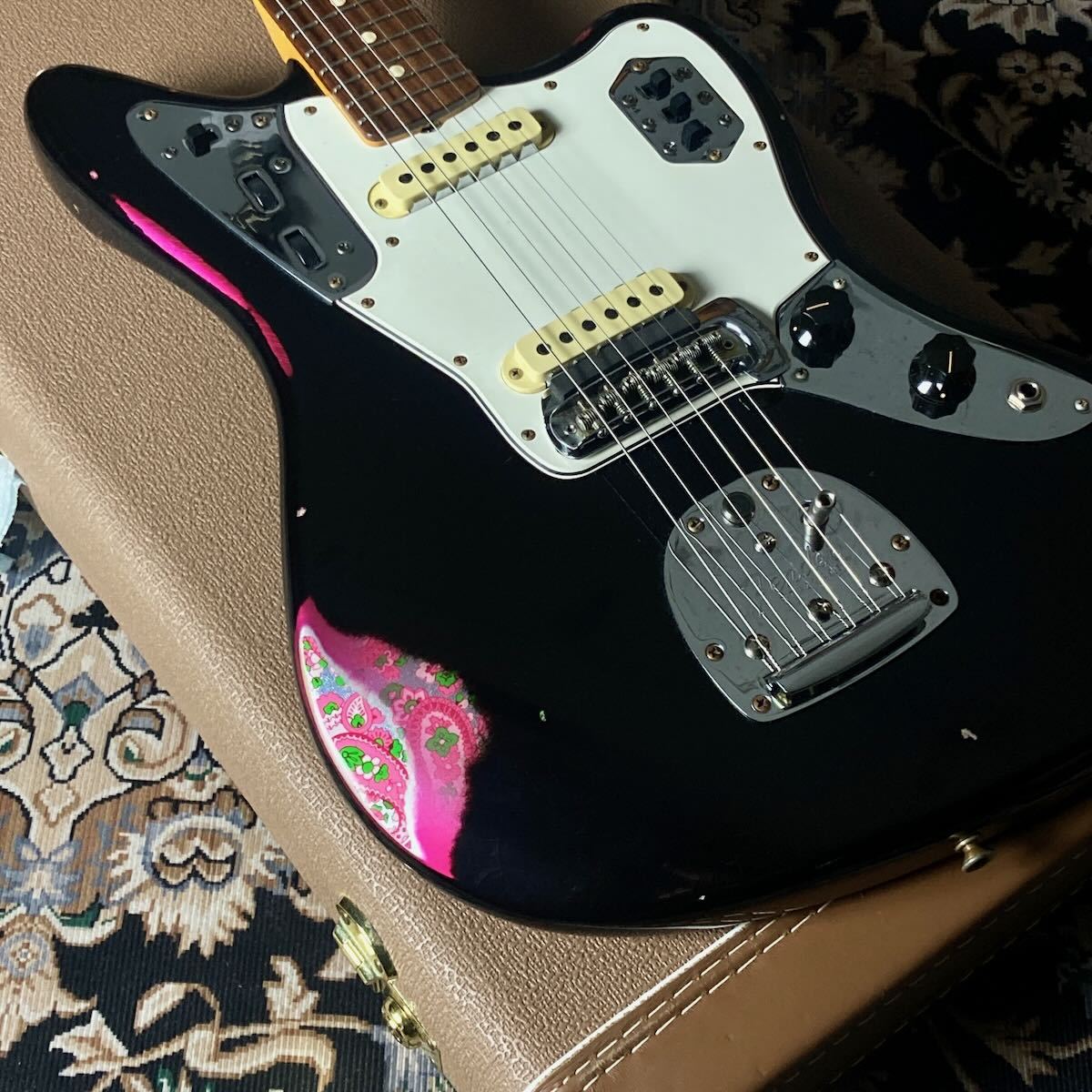 Fender Custom Shop 1962 Jaguar Relic / Black MH Over Pink Paisley