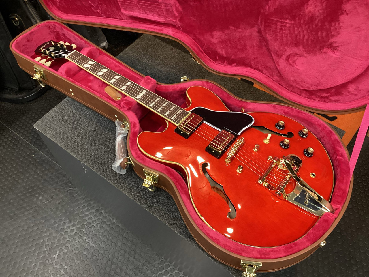 Epiphone Inspired by Gibson Back to the Future ES-345 Bigsby