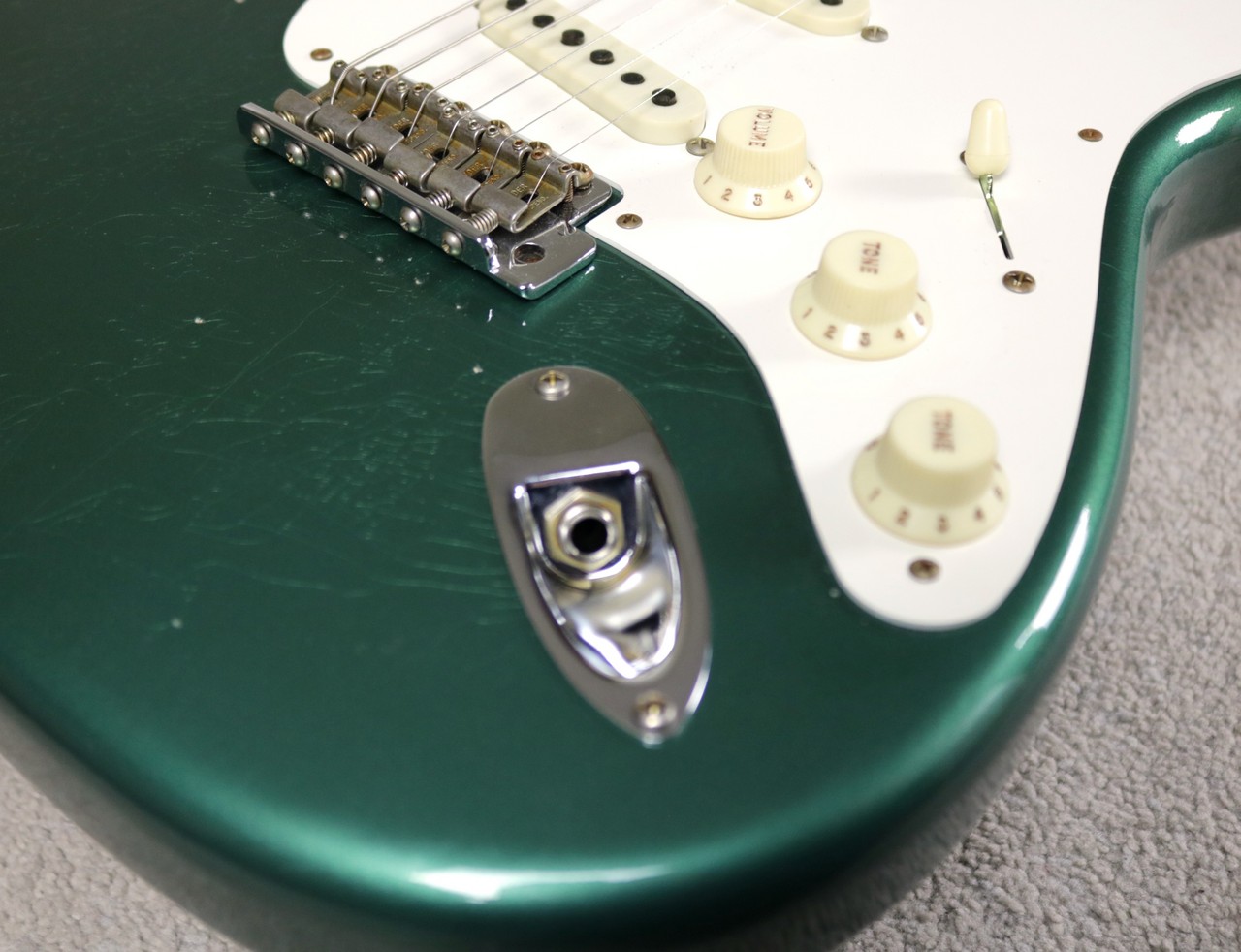 プチプチで発送しますエレキギター　ジャズベ　塗装済み　組み立て前　ボディのみ緑　グリーン