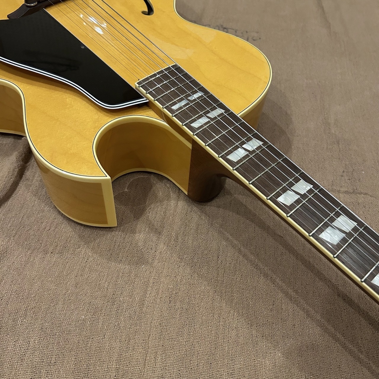 Archtop Tribute AT102 Acousutic Custom LAN (Light Amber Natural
