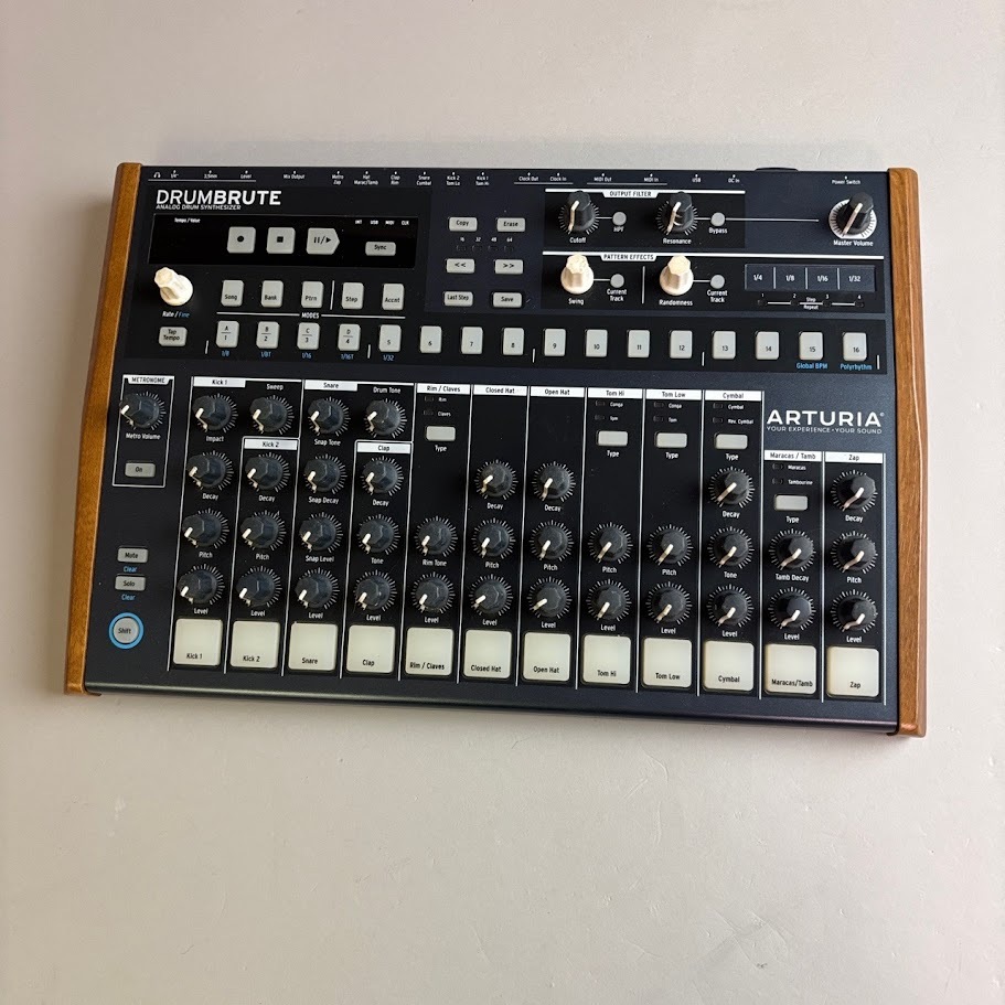 【新古良品】Arturia DrumBrute Impact ドラムマシン Arturia 【最安SALE】 DRUMBRUTE IMPACT 1984 アートリア ドラム