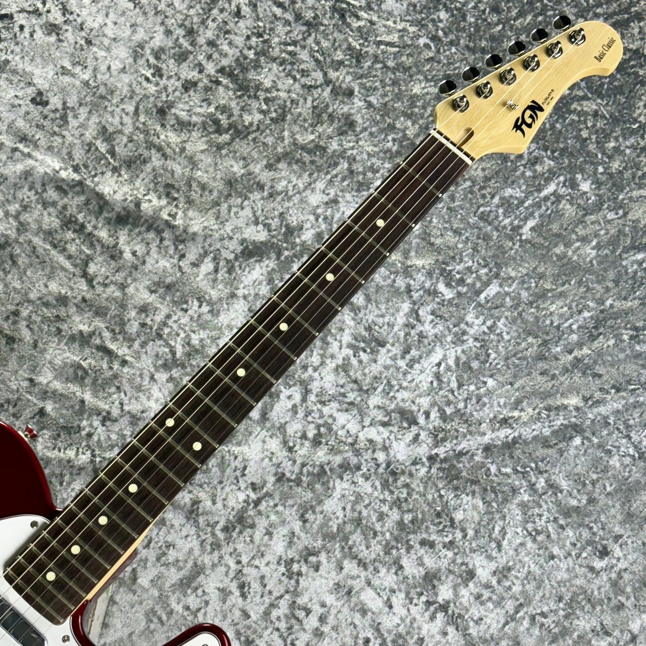 キャンディ・ケイン／『ギター・アンド・フェザード』 キッズサイズの3弦エレキギター『Fender x Loog コレクション