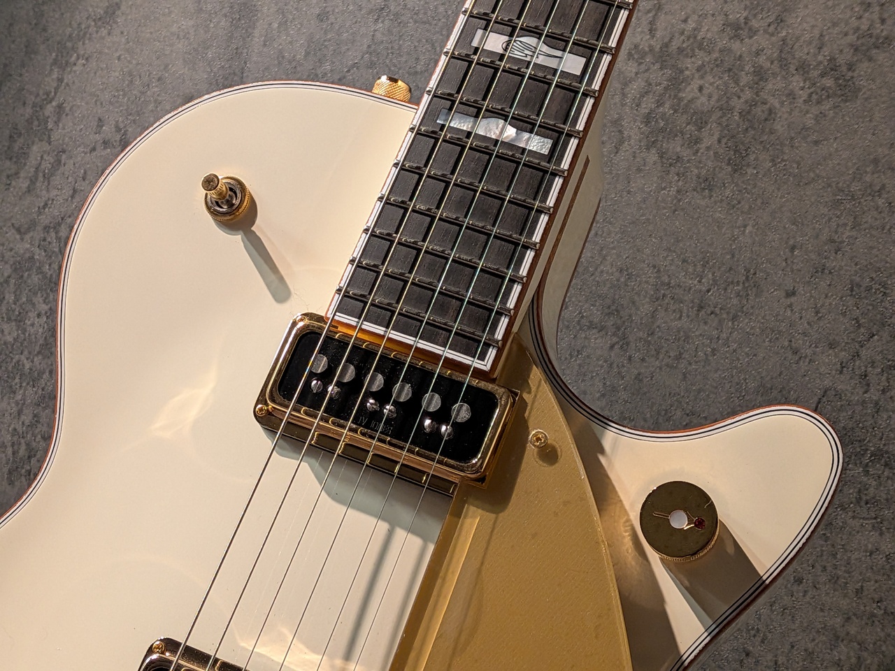 Gretsch G6134TG FSR Penguin with String-Thru Bigsby Vintage White