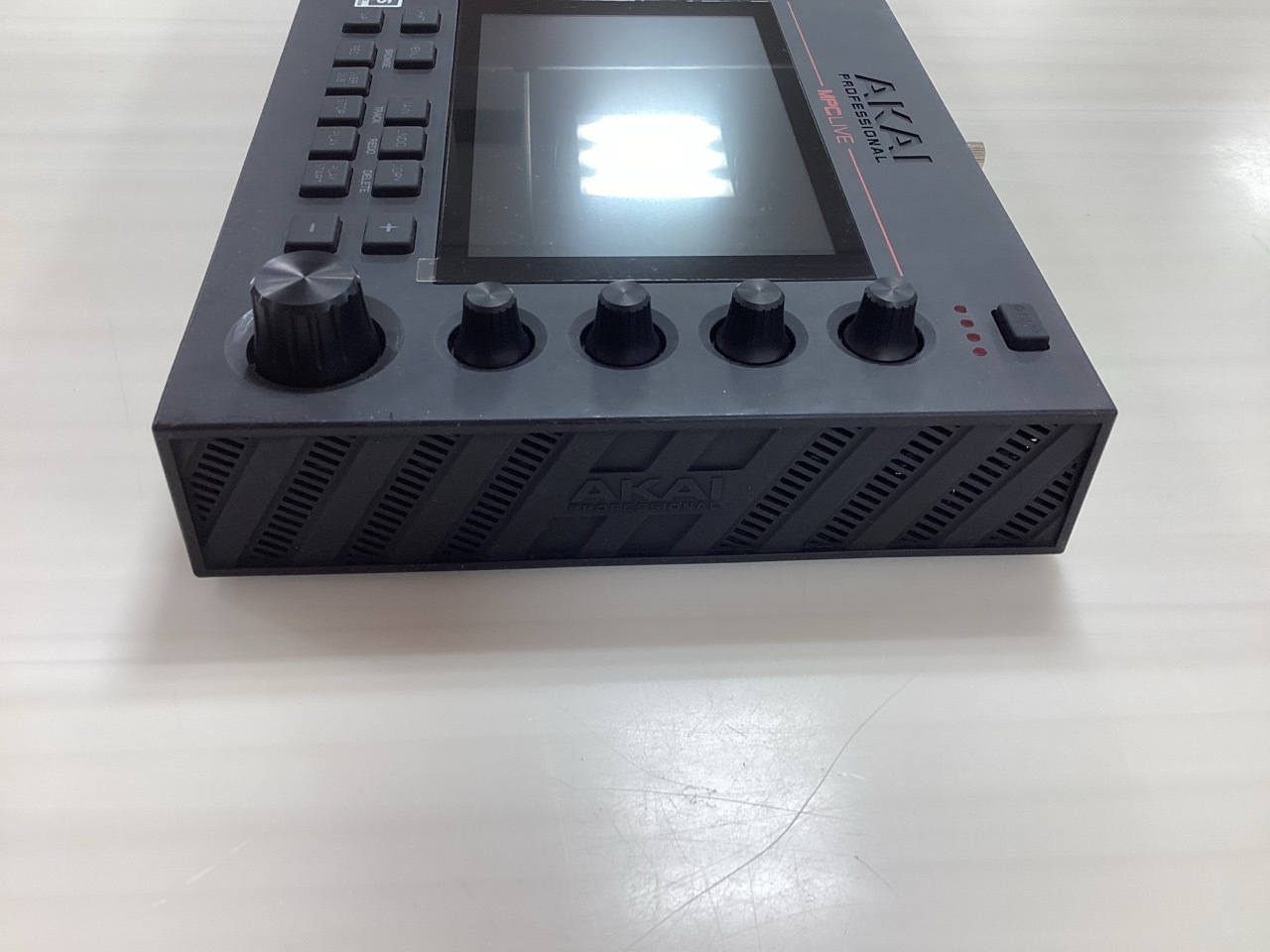 AKAI MPC Live【現物写真】（中古/送料無料）【楽器検索デジマート】