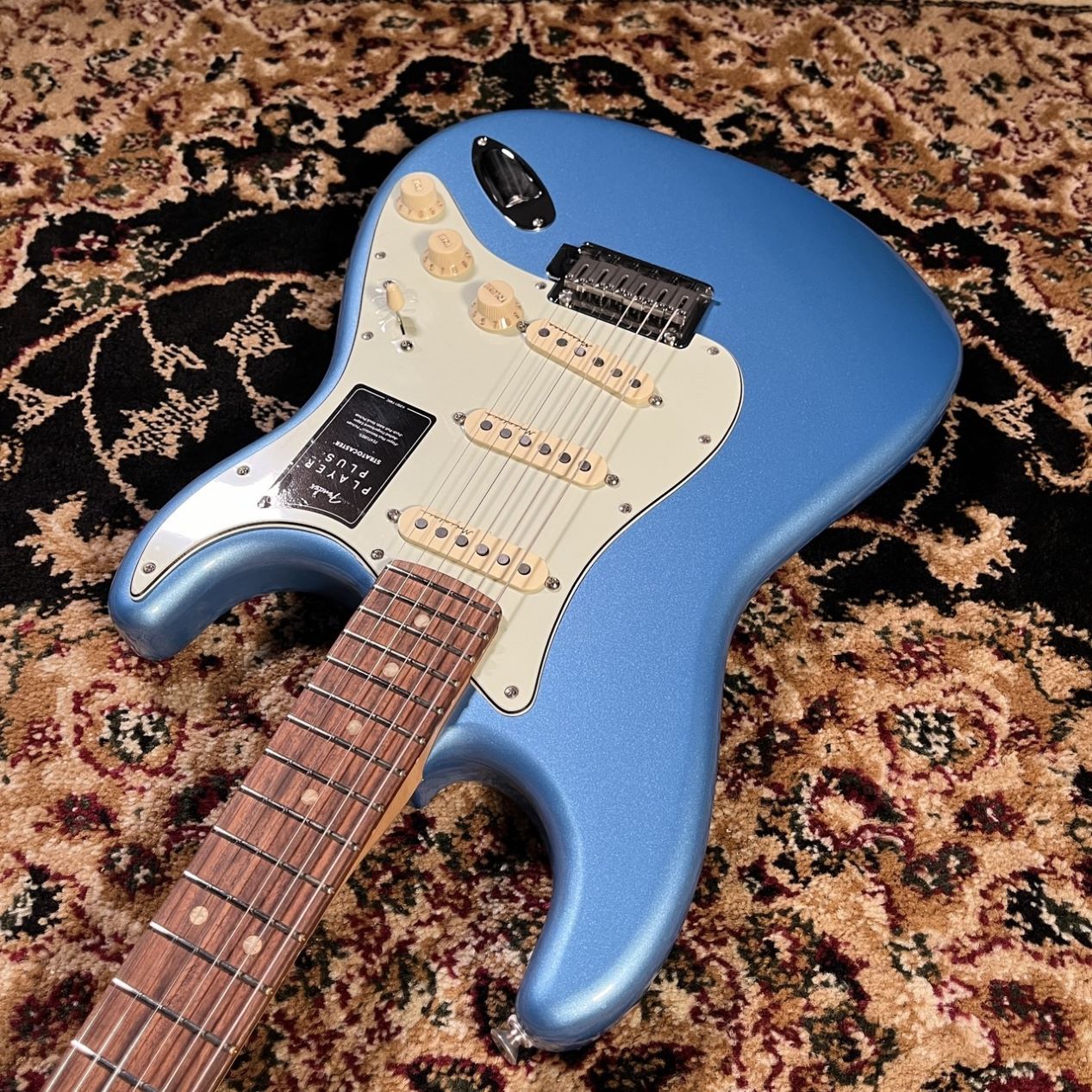 フェンダー　Player Plus Opal Spark Fender ストラト Fender Player Plus Stratocaster in Opal Spark - YouTube