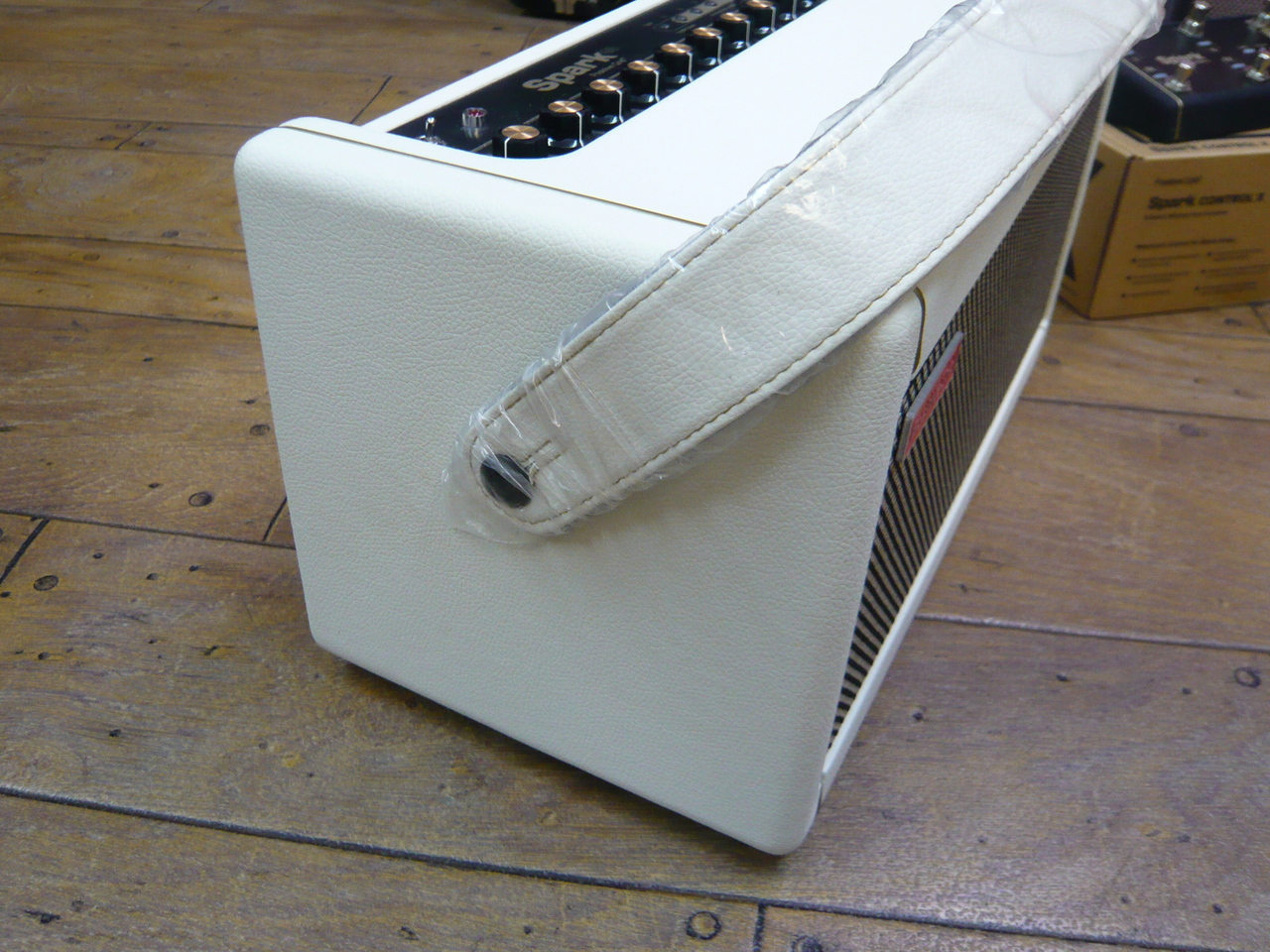 PositiveGrid Spark 40 ホワイト Spark | 40W Smart Guitar Amp & App – Japan - Positive Grid