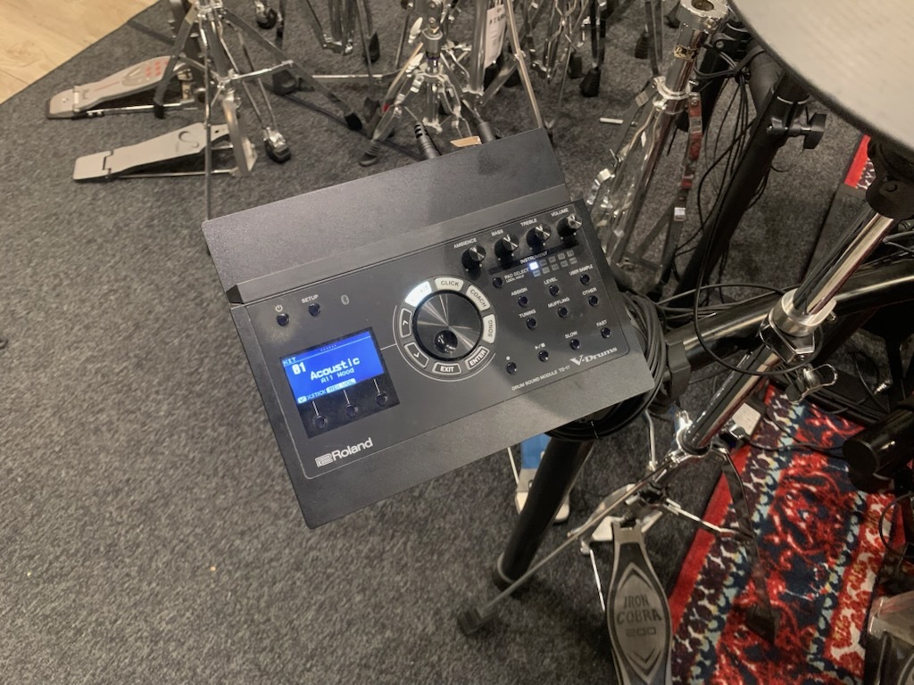 【引き取り限定】Roland 電子ドラム TD-17KVX-S TAMAハイハットスタンドセット、Roland 2ウェイ　モニター・アンプCM-30、Roland DAP-3X キックペダル、椅子、Roland V-Drums TDM-10マット、キクタニ ペダルバッグ シングルペダル用 DPB-1 Roland TD-17KVX-S [TAMAハイハットスタンド+キックペダル付属]【中古