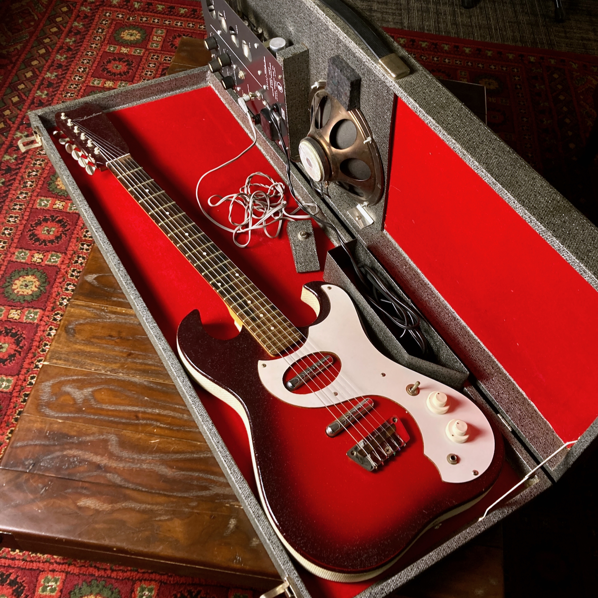 Silvertone 1960s Silvertone 1457 Red Sparkle Burst / Amp in