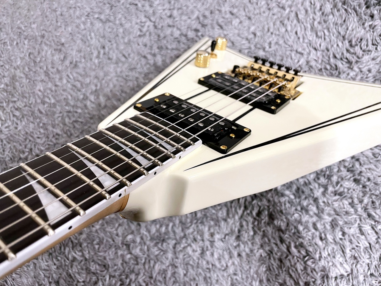 Jackson Pro Series Rhoads RR3 Ivory with Black Pinstripes （新品