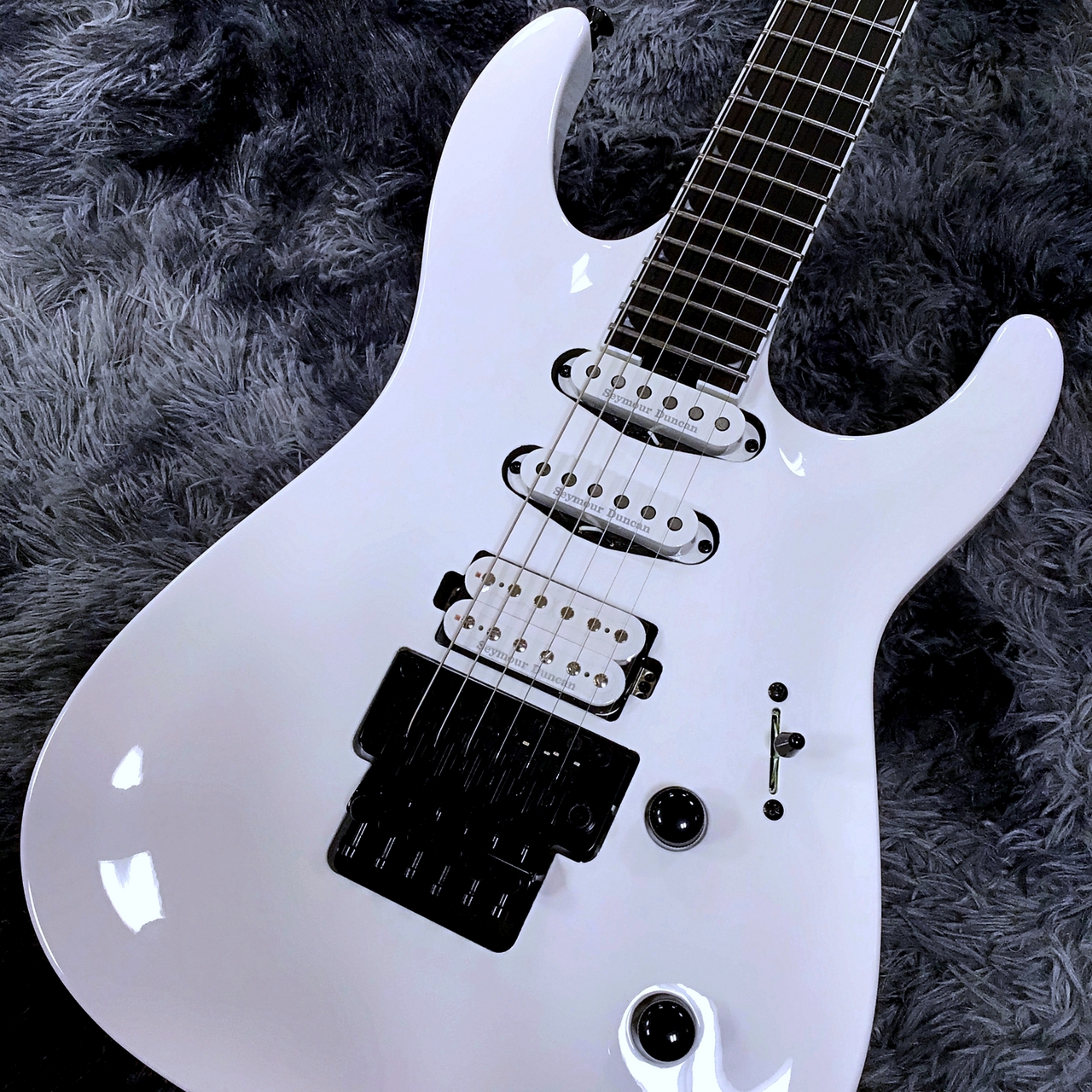 Jackson Pro Plus Series Soloist SLA3 Snow White / Ebony