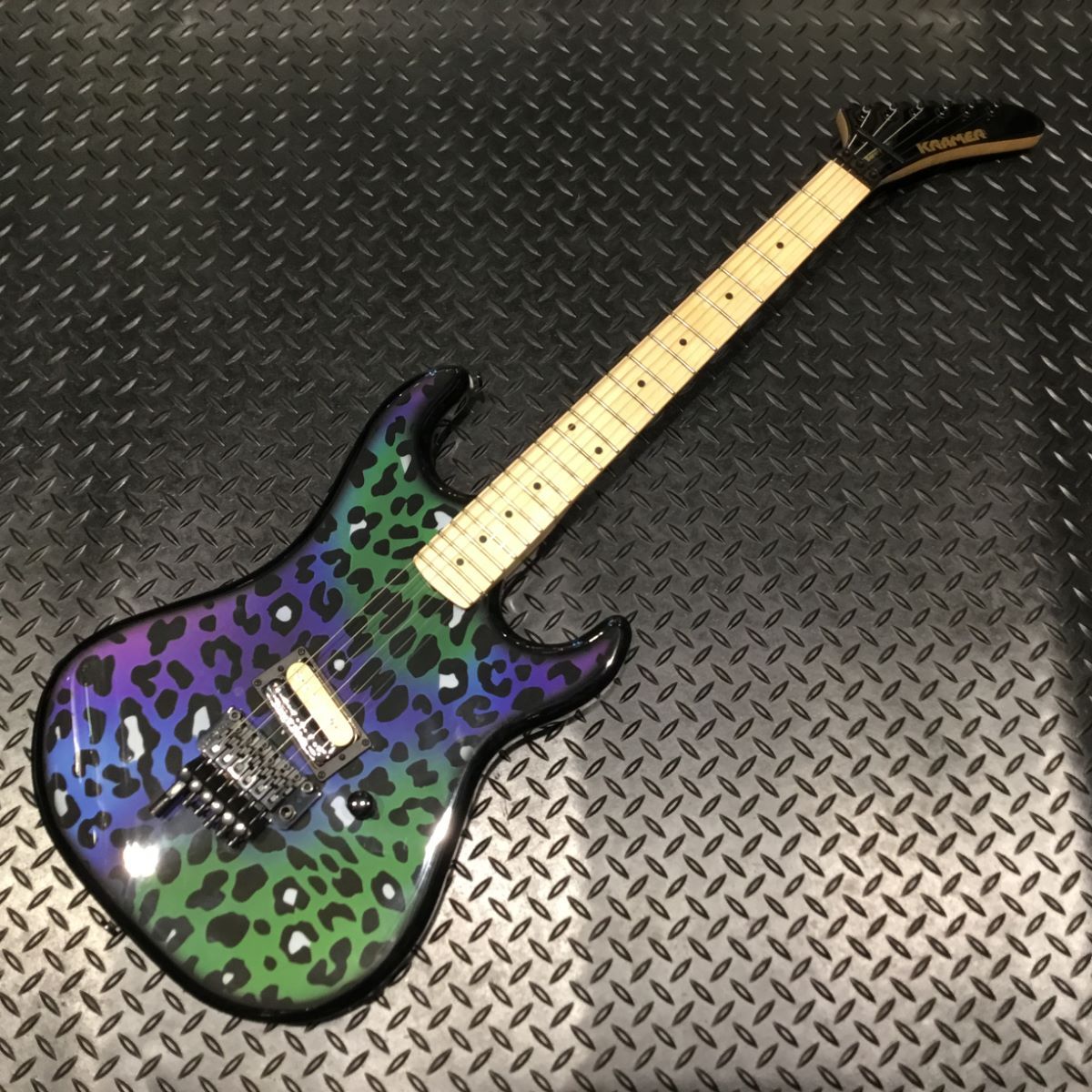 KRAMER Baretta Custom Graphics Feral Cat Rainbow Leopard エレキ