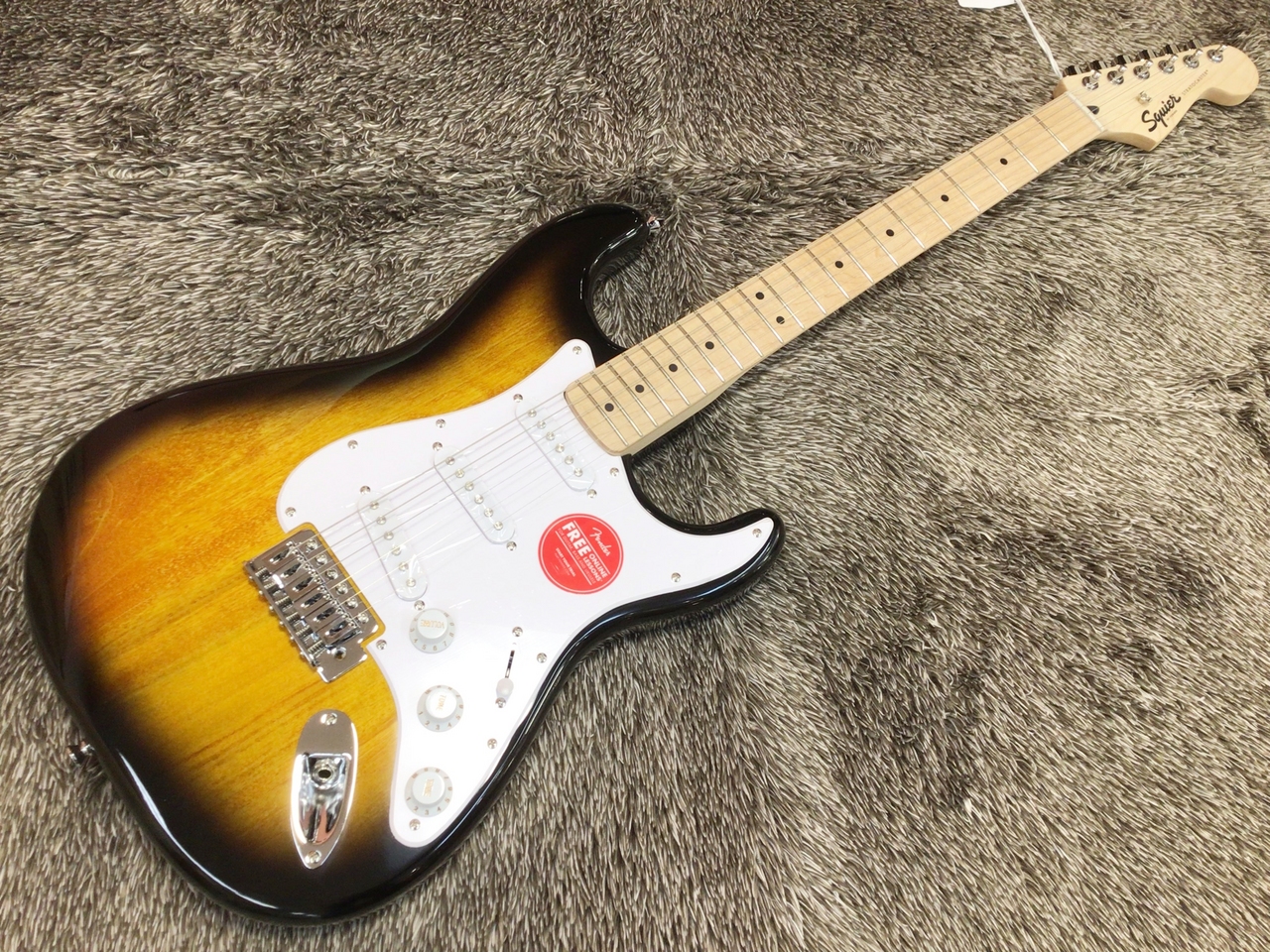週末値下げ！Squier Stratocaster サンバースト ギタ- 美品 Squier by Fender Sonic Stratocaster 2-Color Sunburst / Maple【店頭