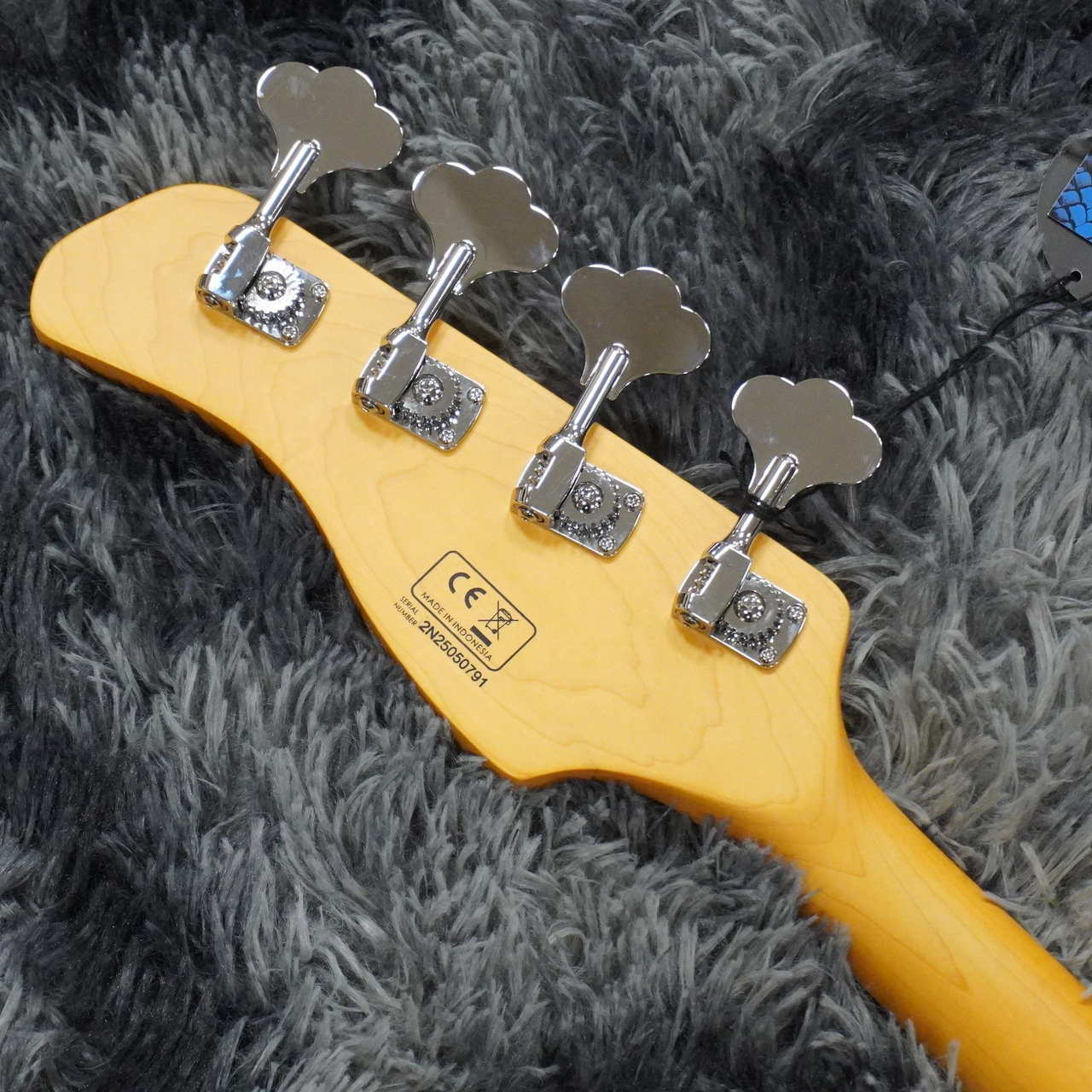 Sire Marcus Miller V6 4-String AWH (Antique White)【2025 NEWモデル