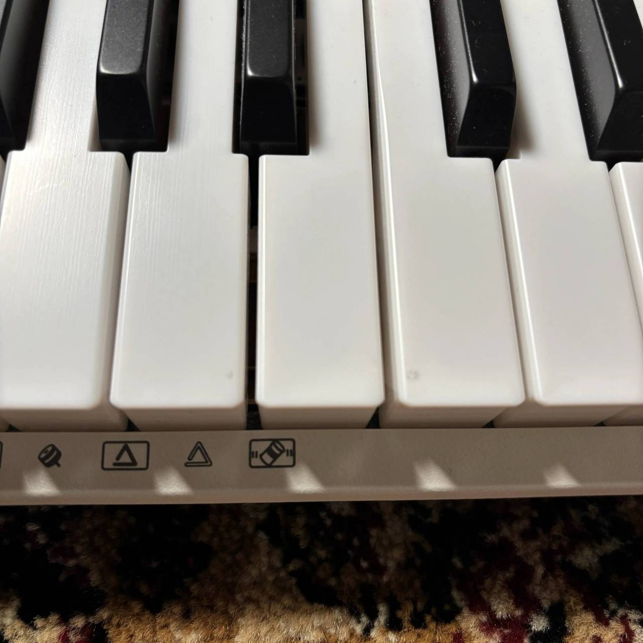 Casio LK-536【中古】 61鍵盤 光ナビゲーションキーボード ホワイト