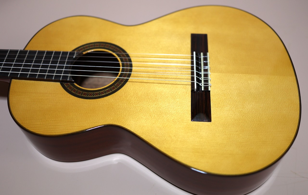 ほぼ新品のクラシックギター Aria-5s-610 - 弦楽器、ギター