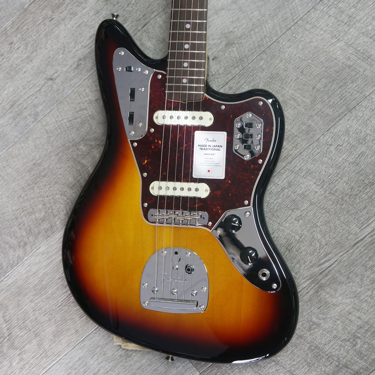 Fender Made in Japan Traditional 60s Jaguar (3-Color Sunburst