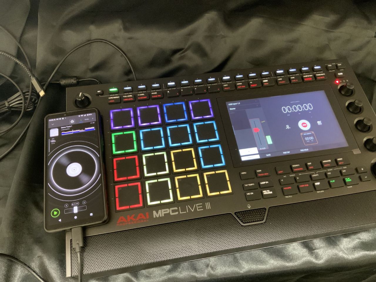 中古 MPC LIVE AKAI MPC Live 3 | 新MPCeパッド×MPC3 OS。PC不要でサンプリングから