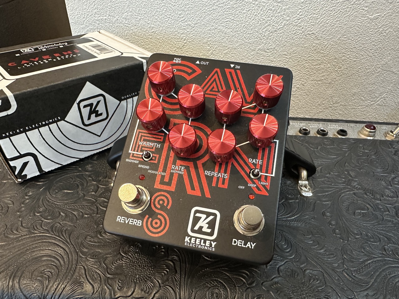 【週末セール】Keeley CAVERNS V2 BLACK & RED 限定品 Caverns Delay Reverb v2 - Black Neon - Keeley Electronics