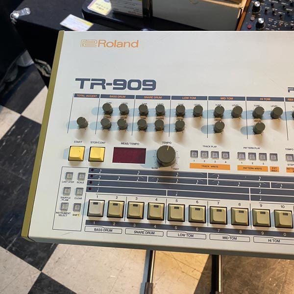 Roland TR-909 後期型 #2（ビンテージ）【楽器検索デジマート】