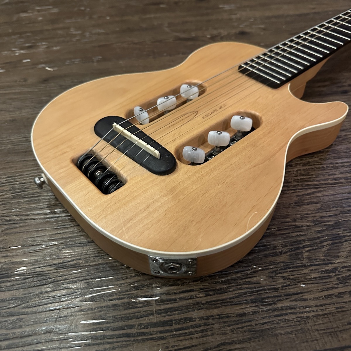 エレキトラベルギター TRAVELER GUITAR Escape MK II Traveler Guitar Escape MK-II Nylon - Natural | Sweetwater