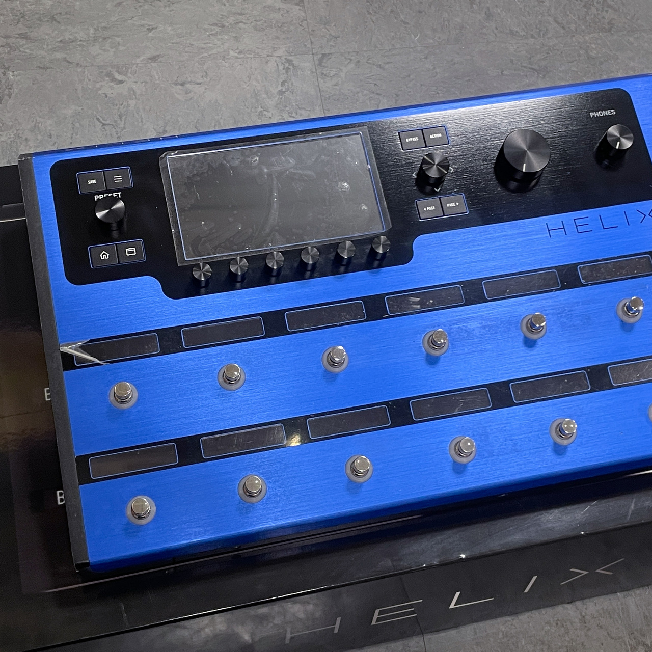 line6 helix floor 限定カラー Helix-Limited-Edition-Gray_Top.jpg