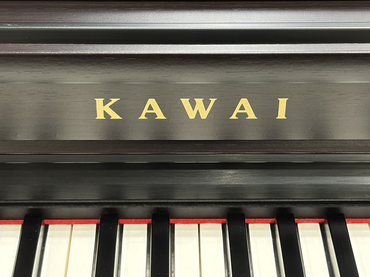KAWAI CN29/R 【現物画像】（カラー/プレミアムローズウッド調仕上げ