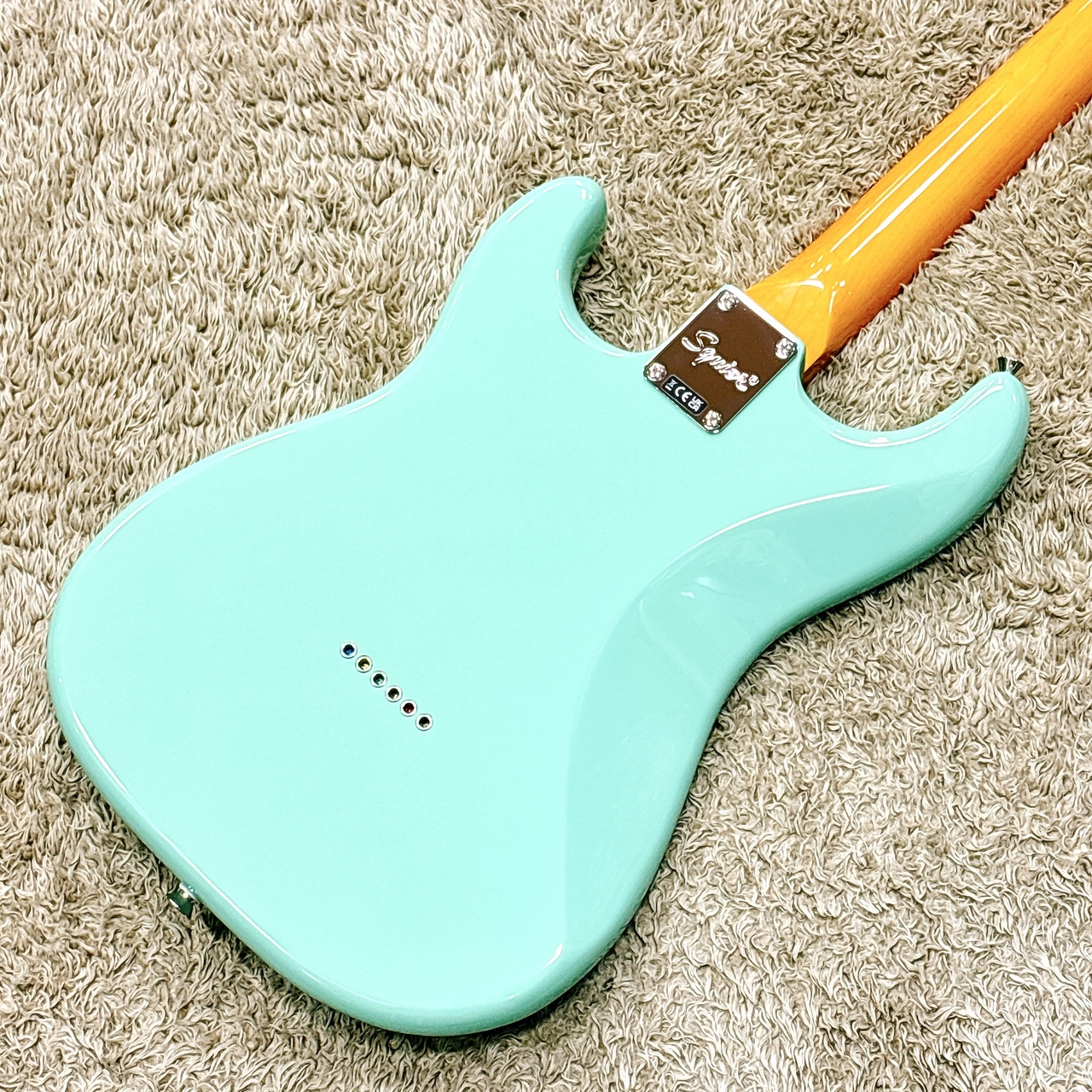 週末まで限定価格　美品　Squire storatcaster サーフグリーン 限定カラー）サーフグリーンSquier by Fenderストラストキャスター