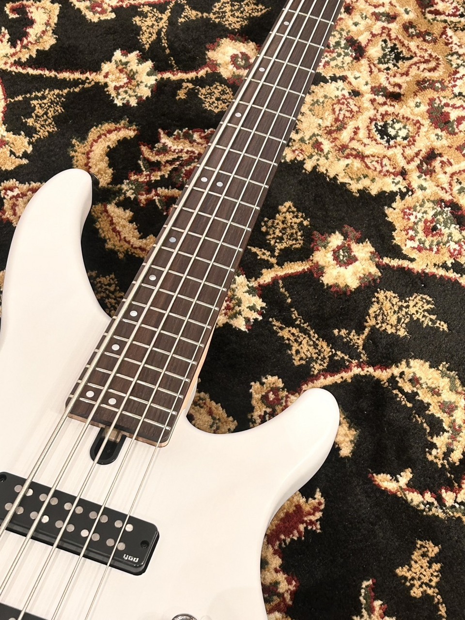 Yamaha 5弦エレキベース ホワイト　チューナー付き Yamaha 5弦エレキベース ホワイト チューナー付き