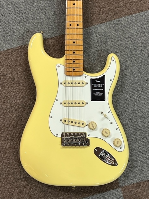 Stratocaster　´70s　Fingerboard　Fender　Vintera　フェンダーストラトキャスター〉-　II　Maple　Vintage　White〈