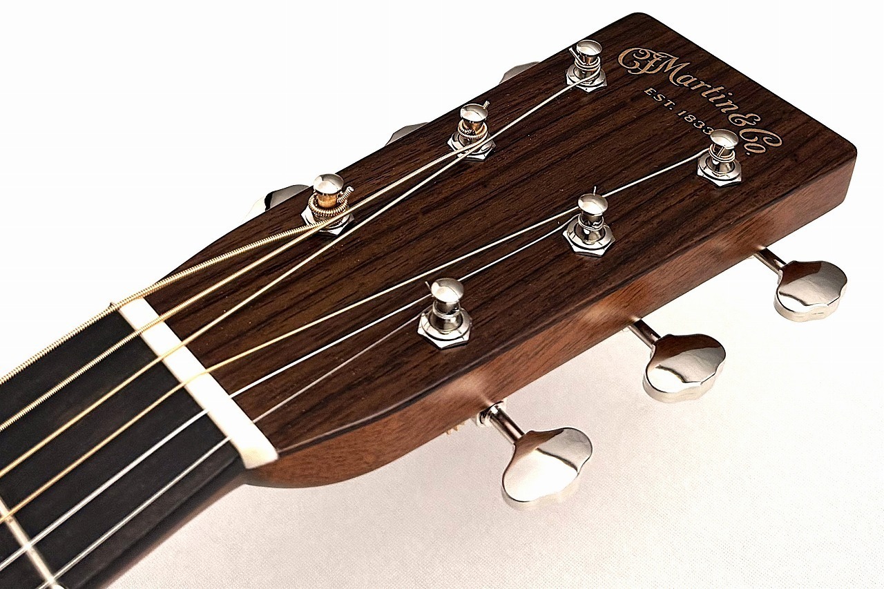 Martin 【豊潤な倍音成分と色味の濃いローズウッド】 000-28 Standard