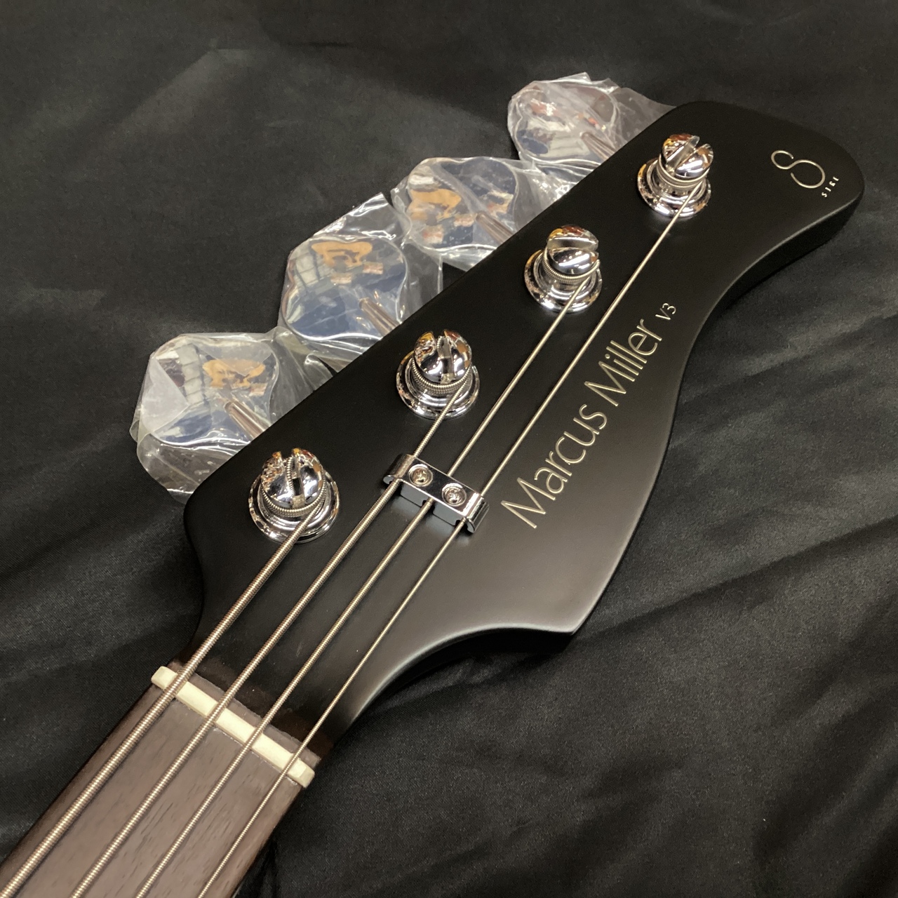 ほぼ新品★Demodee BELL 人形 バスケット付き Sire V3P-4/BKS (サイアー サテンブラック 4弦)【新品特価品