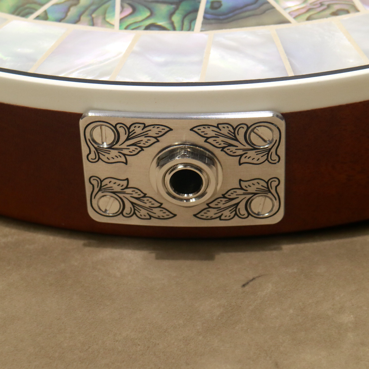 Zemaitis THE PORTRAIT Pearl Front Little Ring Honduras Mahogany