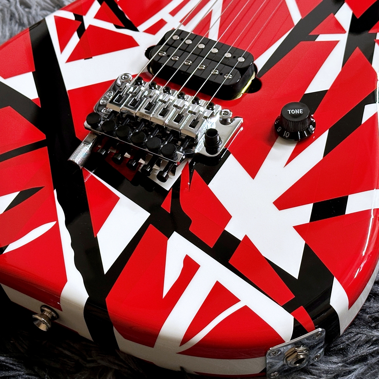 美品！EVH Striped Red with Black Stripes EVH Striped Series Red with Black Stripes（中古/送料無料）【楽器