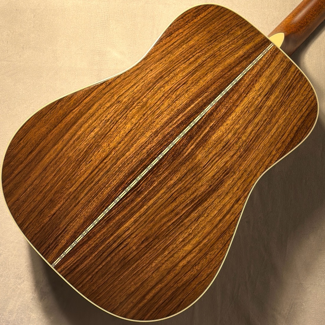 Martin D28 シリアルナンバー入り木製プレートです。 専用 Martin D-28 シリアルナンバー入り 木製プレート - メルカリ
