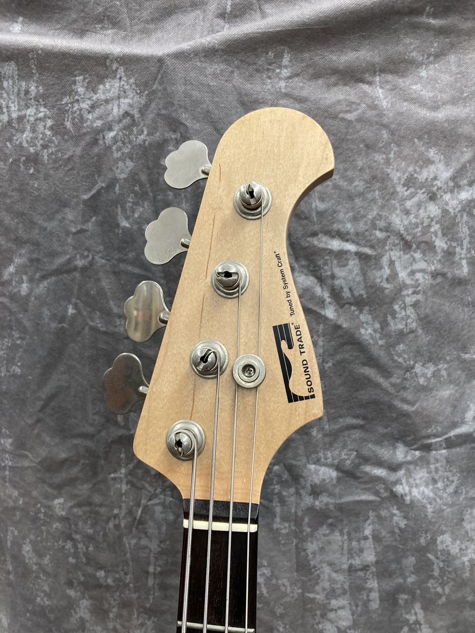 古そうなプレシジョンベース SQUIER スクワイヤー Classic Vibe 70s Precision Bass Walnut プレベ