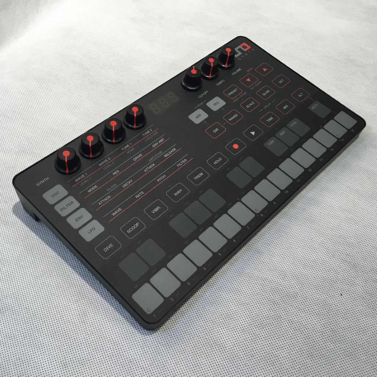 IK Multimedia 【展示品特価】UNO Synth モノフォニックシンセサイザー