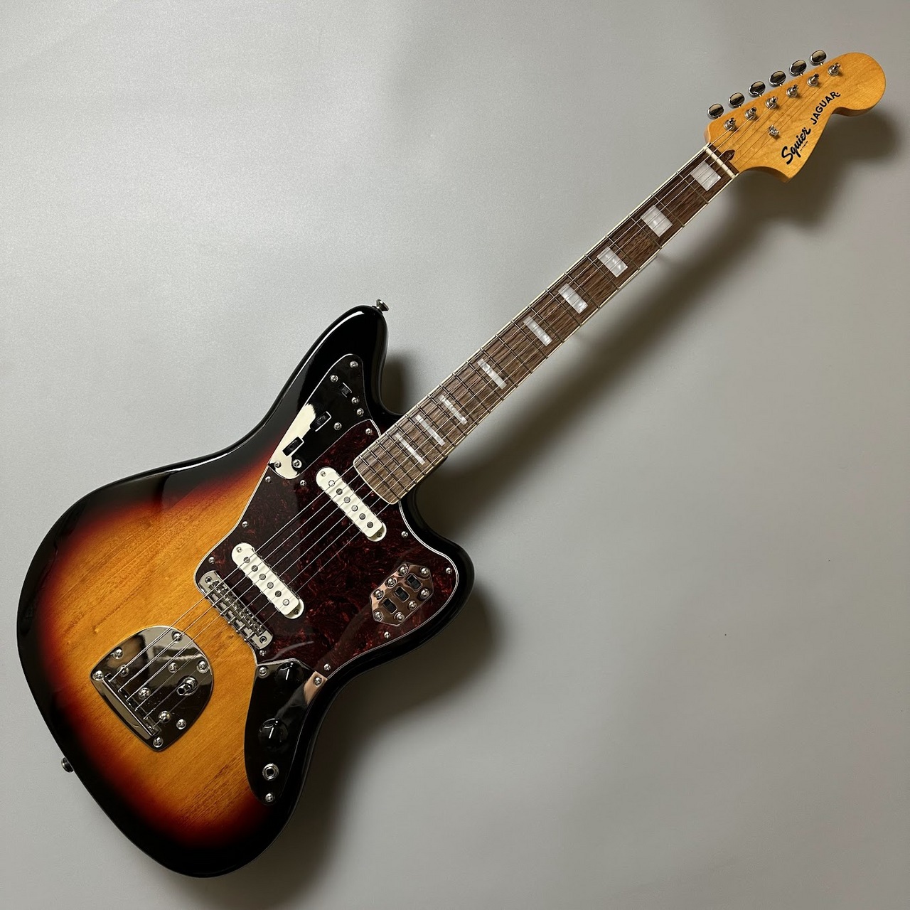 Squier by Fender Classic Vibe 70s Jaguar -3 Color Sunburst