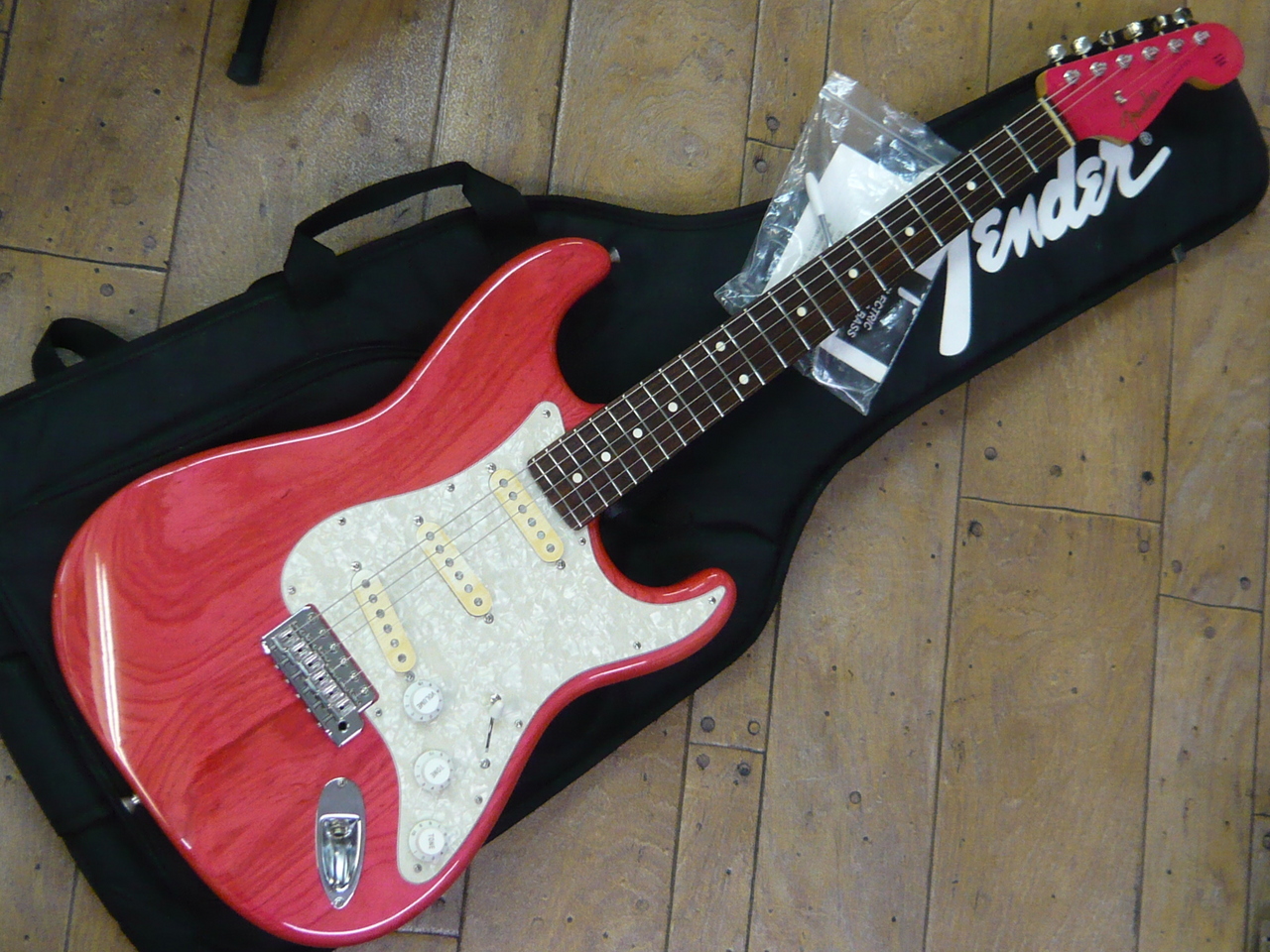 ギター Fender Japan ST62 ASH MH RW Trans Pink Fender Japan ST62 ASH MH Translucent Pink (TRP)（中古）【楽器検索