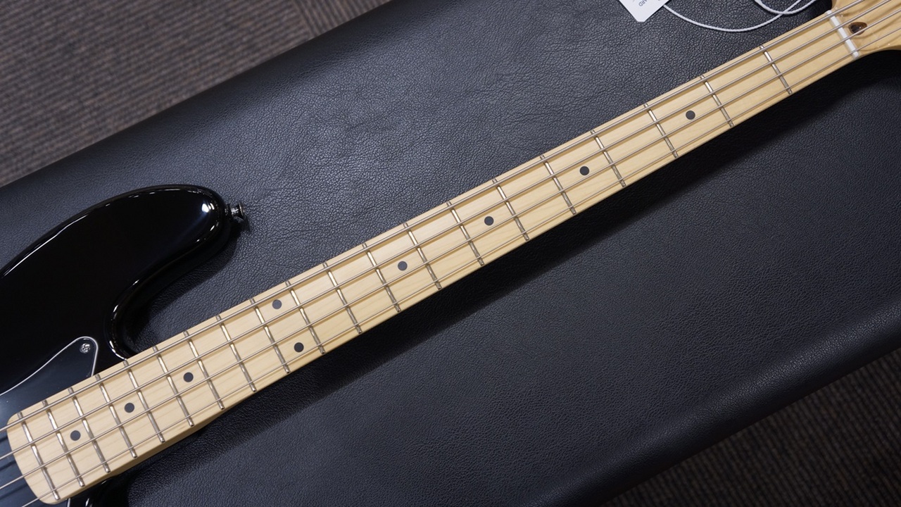 Fender Standard Jazz Bass Maple Fingerboard Black Pickguard