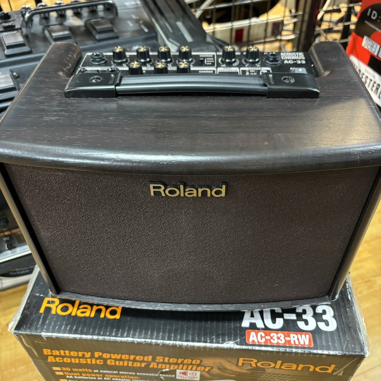 Roland AC-33(自宅でも街中でも使える定番アンプ!!)(中古/送料 Roland AC-33(自宅でも街中でも使える定番アンプ!!)(中古/送料