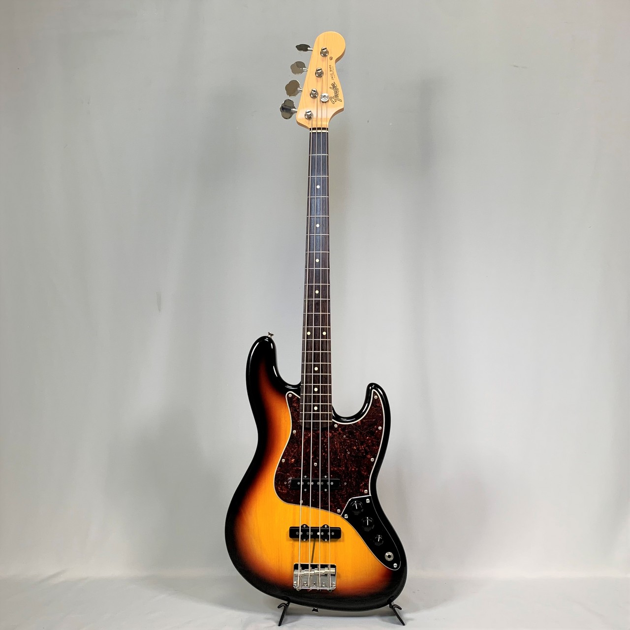 満点の Fender Japan Traditional 60s Jazz Bass 3-Color Sunburst