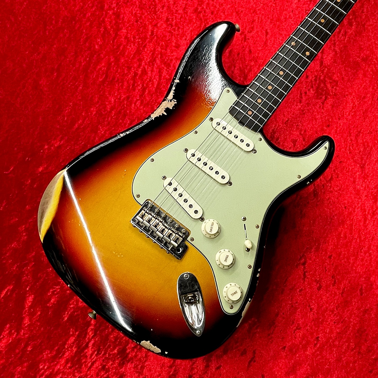 コンポーネント　ストラト　レリック 57年スタイルに大胆な改造とレリックを施したストラトキャスター